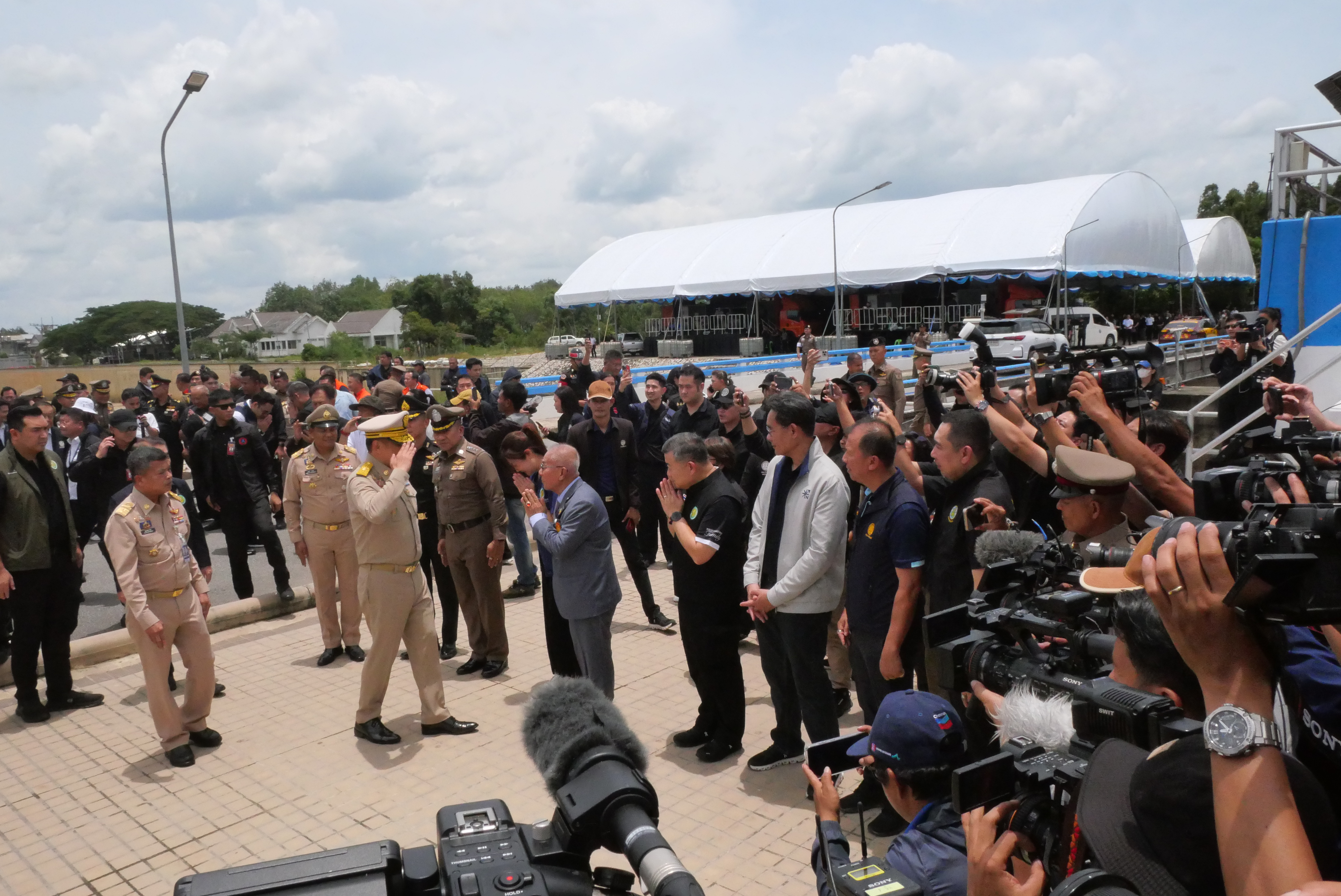 title - เลขาธิการ ส.ป.ก. พร้อมคณะ ร่วมลงพื้นที่กับคณะนายกรัฐมนตรี ติดตามการบริหารจัดการน้ำ เพิ่มศักยภาพระบายน้ำ ลดเสี่ยงน้ำท่วมหาดใหญ่ 